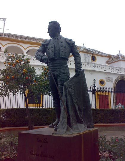 Escultura de Curro Romero (Maestranza de Sevilla)
