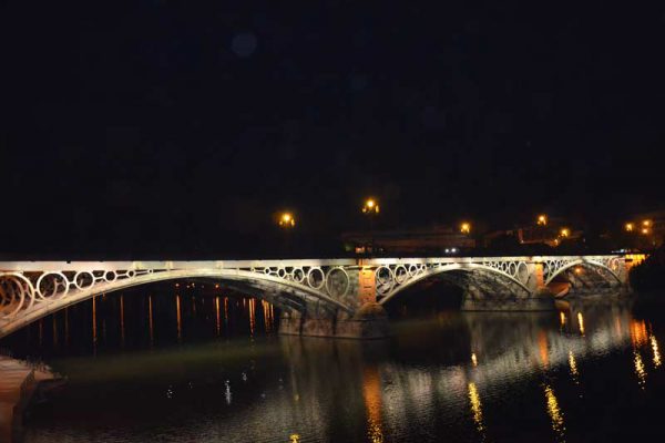 Vista del Puente de Isabel II desde la Calle Betis