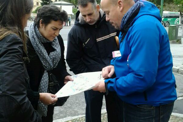 pronto ibamos a entrar en calor y tras unas didácticas explicaciones de lo que nos ibamos a encontrar; nos pusimos en marcha y comenzamos a callejear por el Barrio de San Gil.